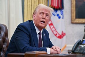 Piloto de caça abatido pelo Irã está ‘gravemente ferido’, diz Trump