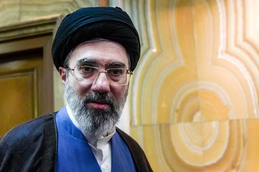 Aiatolá Khamenei está ‘gravemente ferido’, mas mentalmente lúcido, afirma o NYT