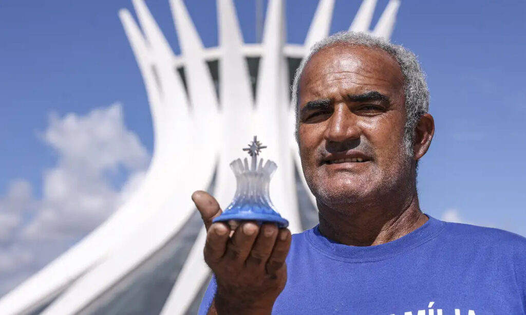 Artesãos dão vida a Brasília com miniaturas de monumentos