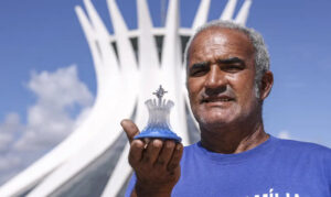 Artesãos dão vida a Brasília com miniaturas de monumentos