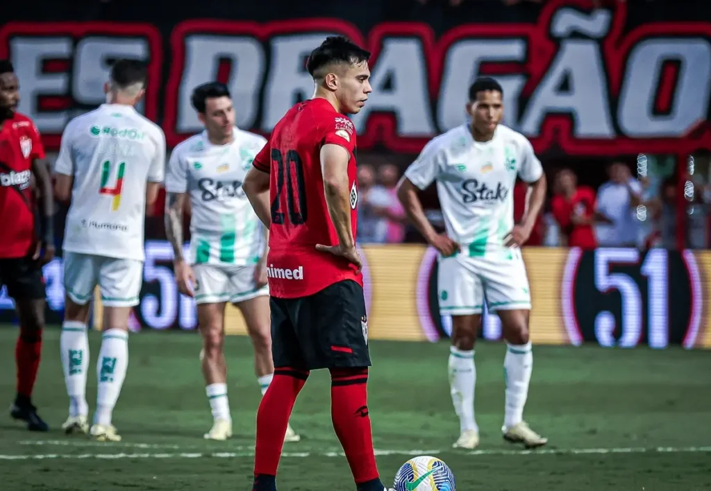 Por dívida com Alejo Cruz, Atlético é punido pela Fifa com transfer ban