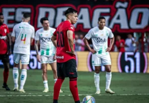 Por dívida com Alejo Cruz, Atlético é punido pela Fifa com transfer ban