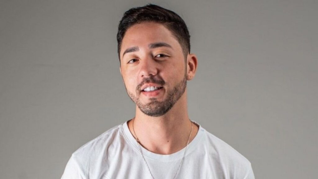 Rico Melquiades se filia ao PSDB para ser candidato e promete cirurgia plástica gratuita