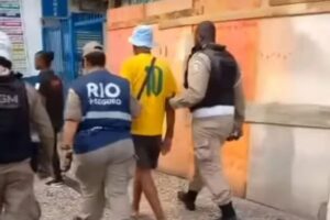 Guardas prendem argentino em flagrante sob suspeita de injúria racial em Copacabana, no Rio