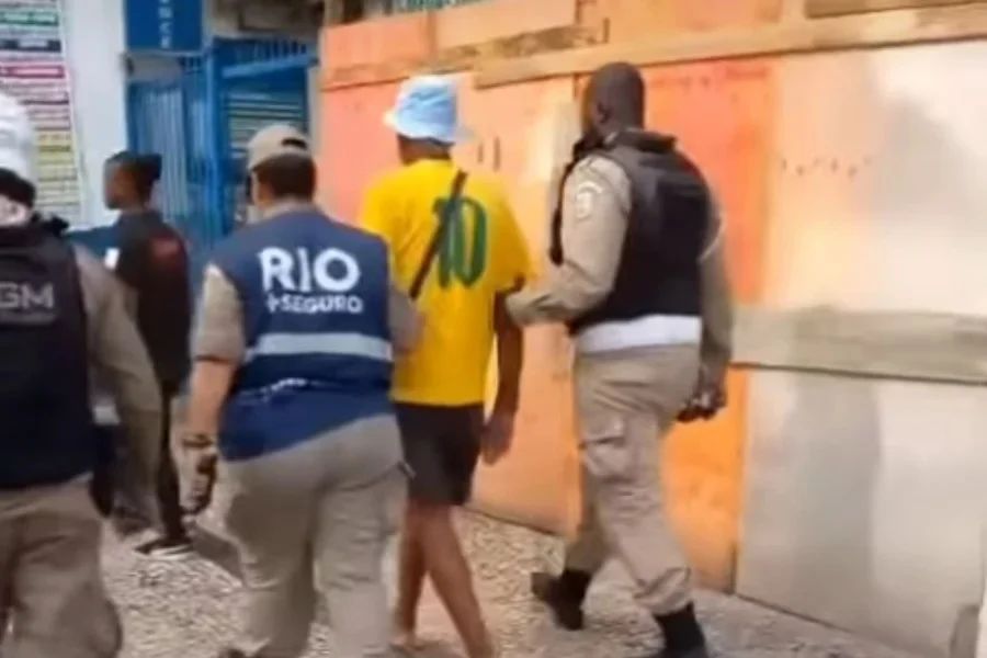Guardas prendem argentino em flagrante sob suspeita de injúria racial em Copacabana, no Rio