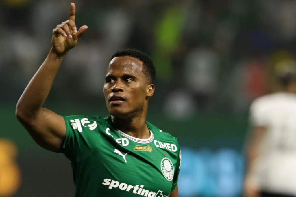 Arias leva terceiro amarelo e está fora do clássico contra Corinthians