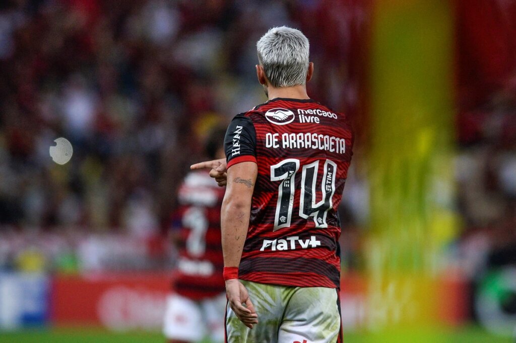 Arrascaeta troca a camisa 10 pela 14 em homenagem a Oscar Schmidt