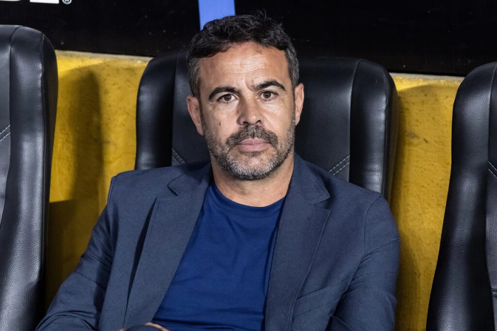 Artur Jorge, técnico do Cruzeiro, celebra estreia com vitória. Confira