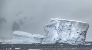 Água quente do oceano avança para a Antártida e ameaça geleiras, diz estudo