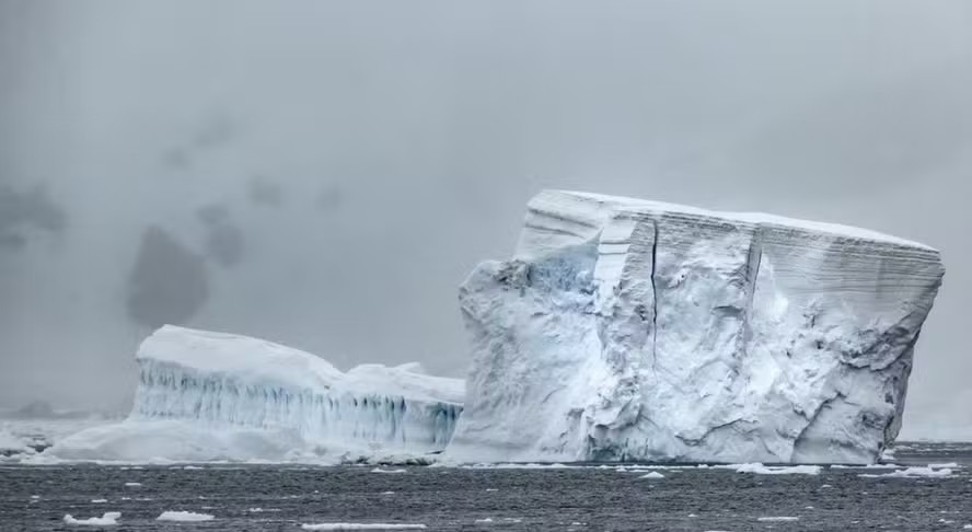 Água quente do oceano avança para a Antártida e ameaça geleiras, diz estudo