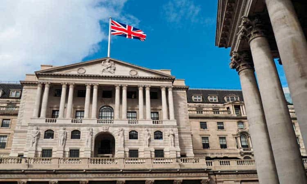 BoE mantém juros por 8-1 e sinaliza possível alta adiante com inflação pressionada por guerra