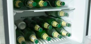 Cerveja esquenta e depois volta para a geladeira: isso estraga a bebida?