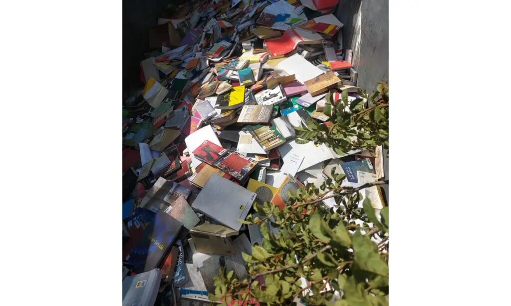 Prefeitura de Osasco descarta livros mofados da Biblioteca Monteiro Lobato