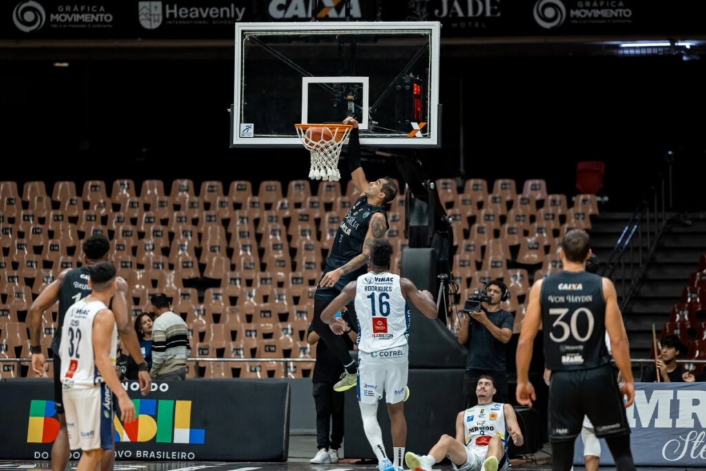 Brasília Basquete mantém embalo e vence seu 13º jogo seguido em casa