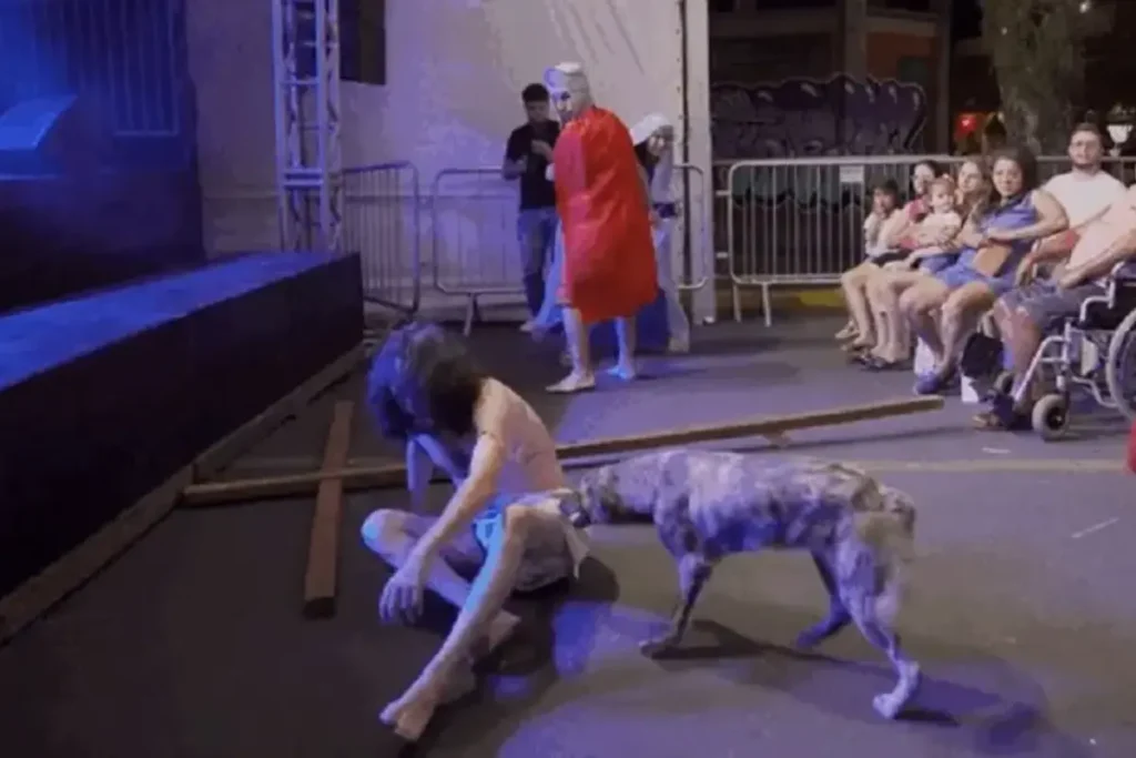 Vídeo: cadela invade encenação e 'defende' Jesus durante Paixão de Cristo