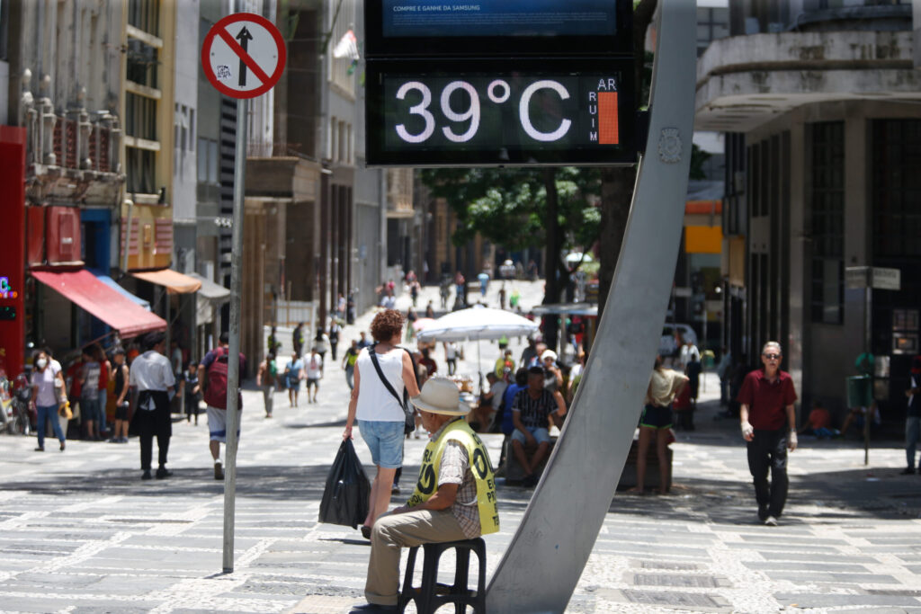 São Paulo tem quarta-feira de calor com baixa umidade; veja previsão do tempo