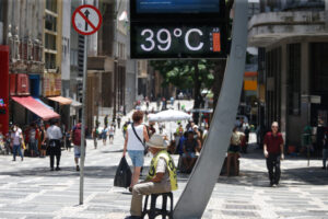 São Paulo tem quarta-feira de calor com baixa umidade; veja previsão do tempo