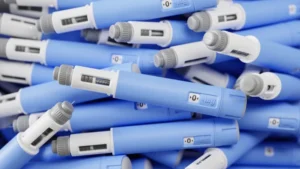 Polícia apreende no RJ mil canetas emagrecedoras ilegais em ônibus do Paraguai