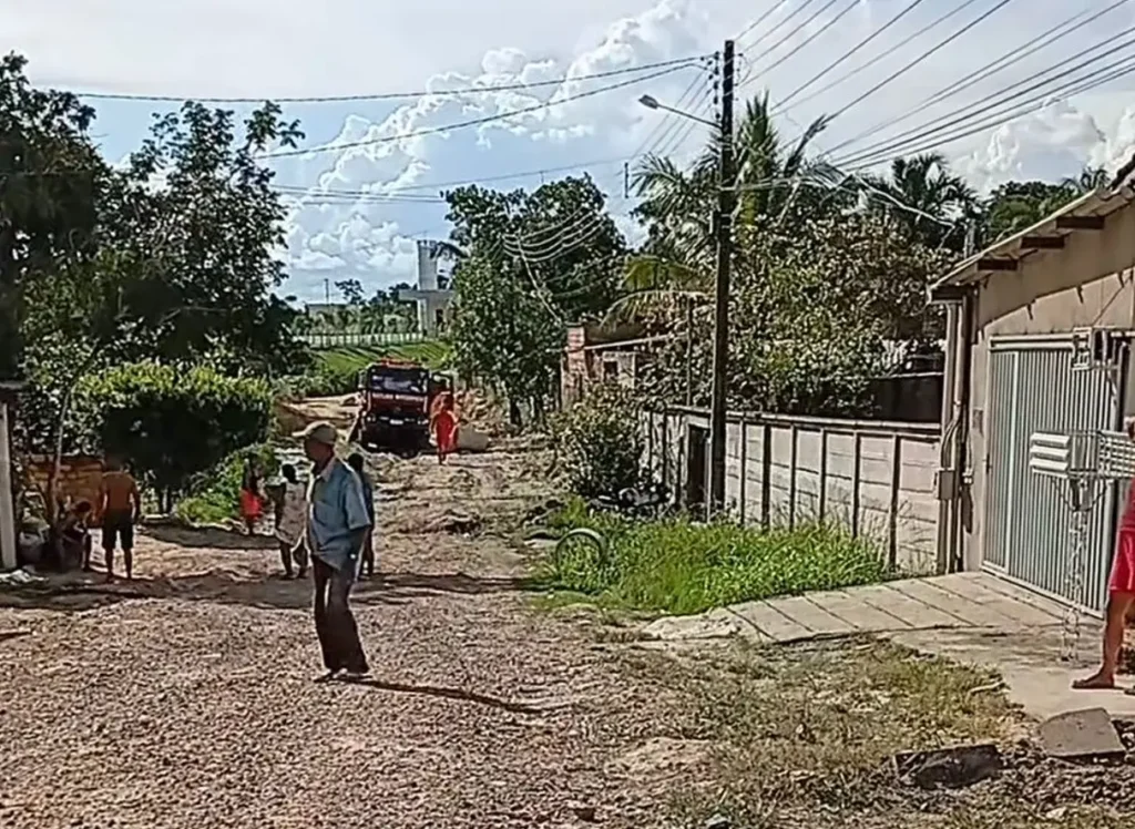 Caminhão dos Bombeiros atola em rua de terra e dificulta combate a incêndio na Cidade de Goiás