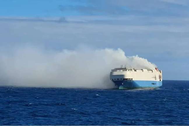 Irã promete ‘responder em breve’ a ataque e apreensão de cargueiro pelos EUA