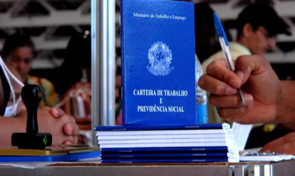 Mais de um terço dos brasileiros prefere emprego com carteira assinada, mostra pesquisa da CNI