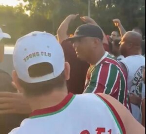Torcida do Fluminense protesta no CT após nova derrota da equipe