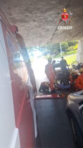 Motociclista fica ferida após colisão com carro na Asa Sul