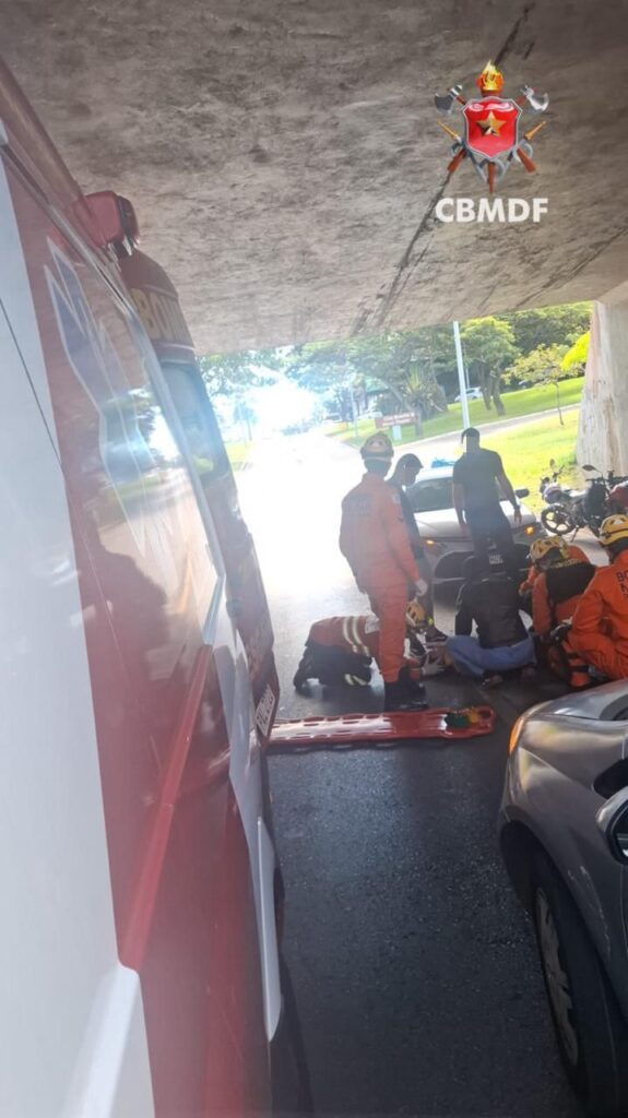 Motociclista fica ferida após colisão com carro na Asa Sul