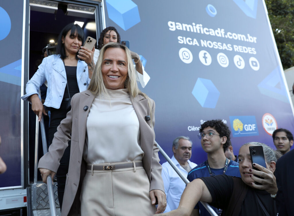 Celina Leão participa da solenidade de entrega das carretas do projeto Gamifica