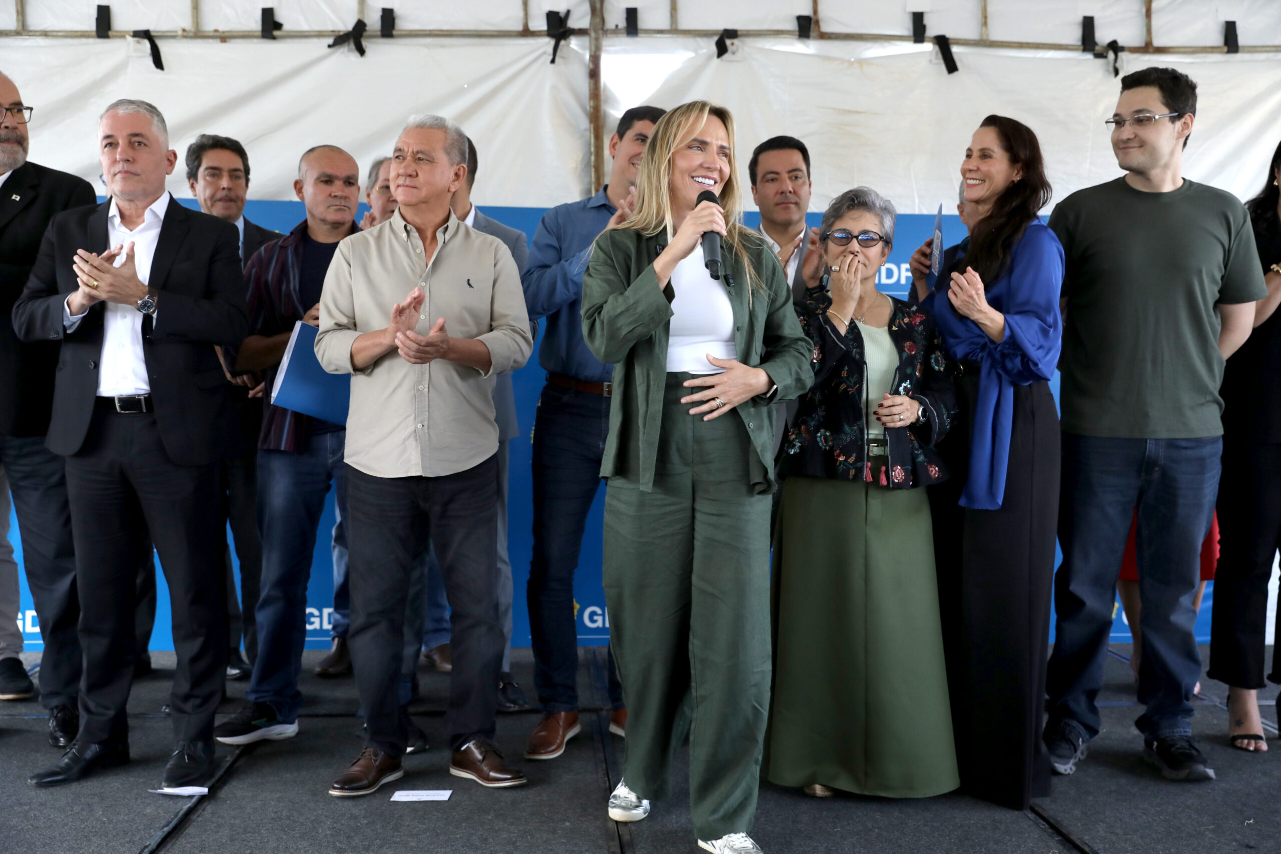 GDF entrega 12 ônibus escolares acessíveis em Planaltina