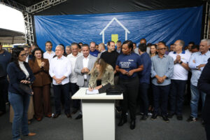 Celina Leão assina 30 ordens de serviço para obras no Paranoá