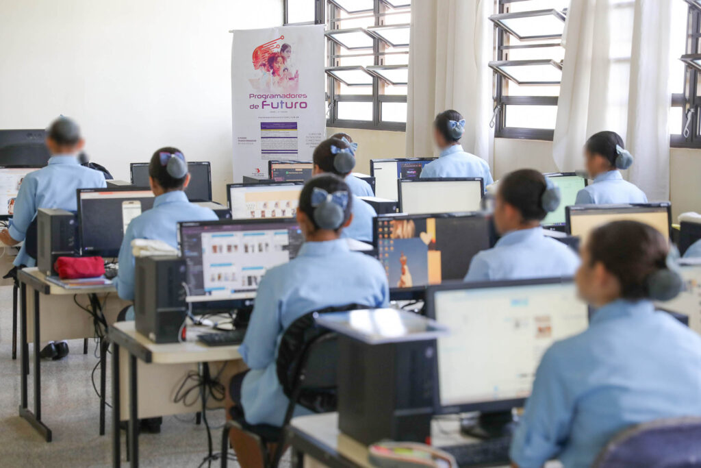 Programa Programadores de Futuro capacita alunas de internato em Santa Maria