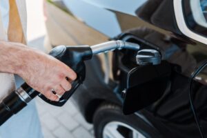 Pessoa abastece o carro num posto de gasolina