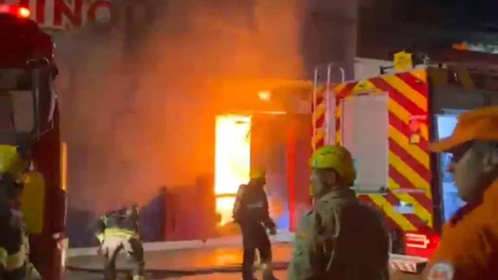 Corpo de Bombeiros atuando no combate à incêndio em loja de brinquedos - (Foto: reprodução/Corpo de Bombeiros)