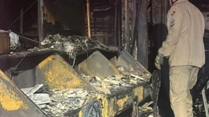 Bombeiros fazendo rescaldo - (Foto: arquivo pessoal)