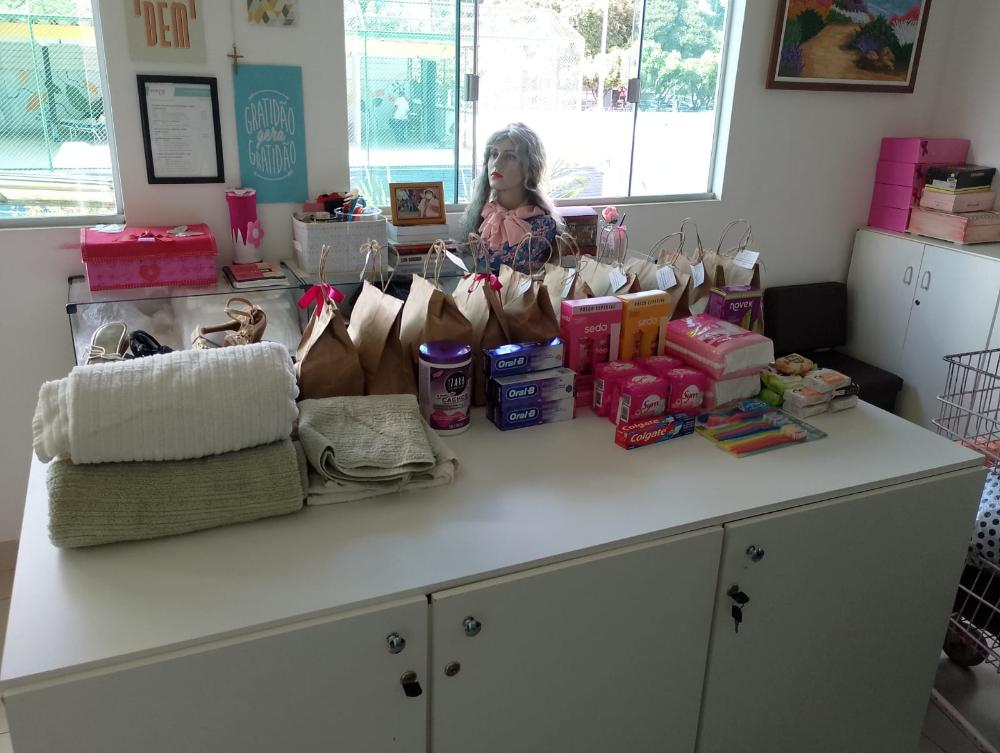 Colaboradores do IgesDF doam itens para pacientes oncológicas