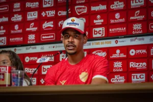 Recém-aposentado, Fernando Reges reclama de comportamento de ex-companheiros de Vila Nova: "A maioria não queria"