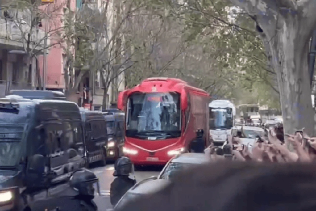 Ônibus do Atlético de Madrid é apedrejado por torcedores do Barcelona
