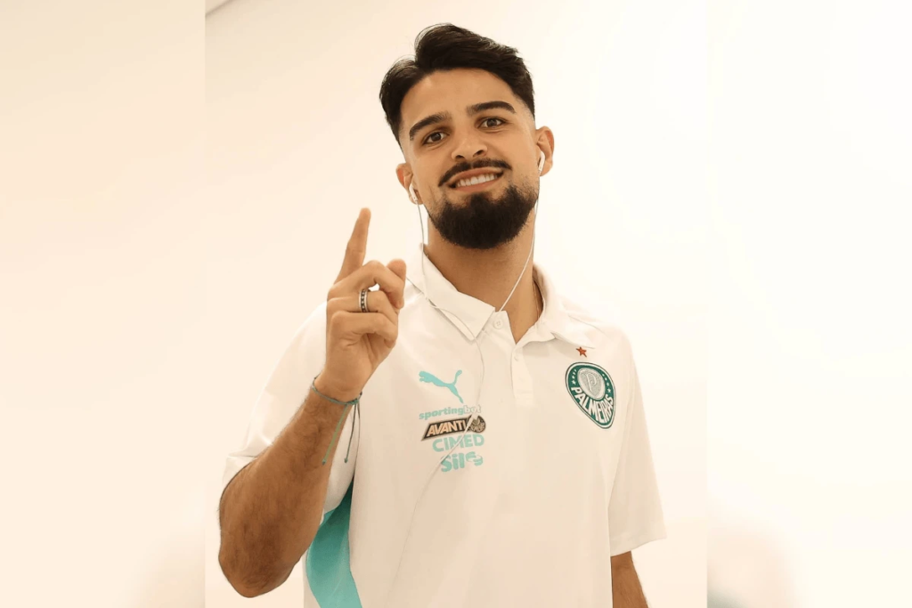 Com 200 jogos pelo Palmeiras, Flaco López é homenageado pelo clube