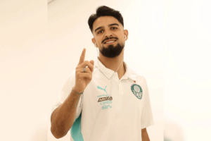 Com 200 jogos pelo Palmeiras, Flaco López é homenageado pelo clube