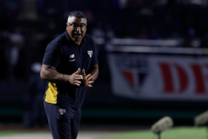 Roger Machado elogia postura adotada em vitória sobre o Cruzeiro