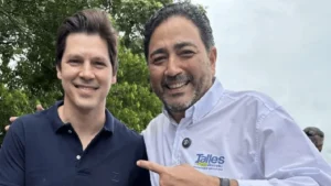 Imagem mostra governador de Goiás, Daniel Vilela, e deputado Talles Barreto, líder do Governo na Alego