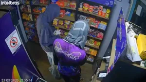 Criminosos invadem mercado e roubam produtos em Goiânia