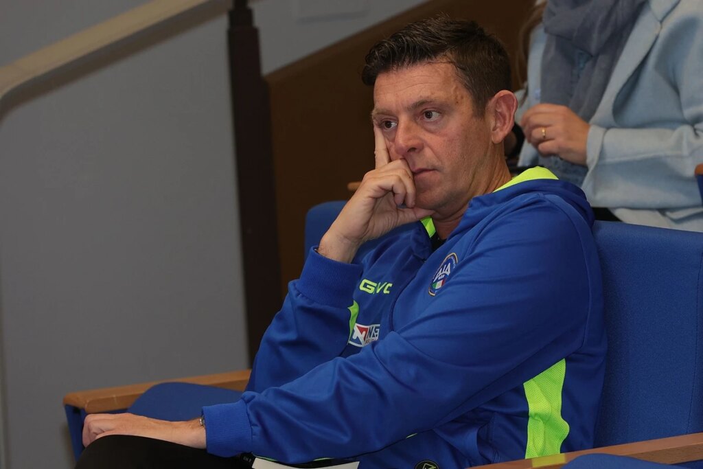 Chefe da arbitragem italiana é alvo de investigação por fraude no VAR