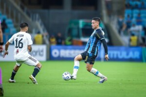 Com um a menos, Grêmio marca no fim e vence o Deportivo Riestra