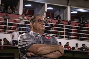 Guto comemorar primeira vitória do Vila Nova na Série B, mas pondera: "Tem muita coisa para ajustar"