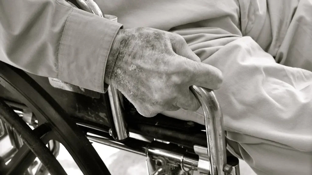 Empresa deverá indenizar e reembolsar família por cancelar unilateralmente plano de idoso em Goiânia