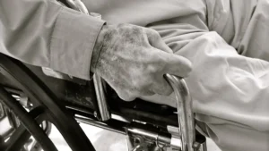 Empresa deverá indenizar e reembolsar família por cancelar unilateralmente plano de idoso em Goiânia