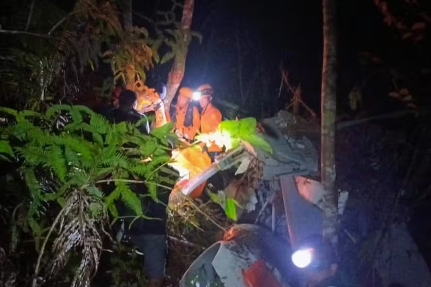 Queda de helicóptero em floresta deixa oito mortos na Indonésia