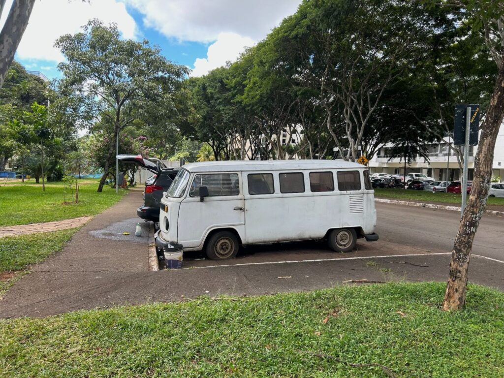 Kombi branca é o ponto de apoio para lavador de carros que trabalha há 16 anos na Asa Norte